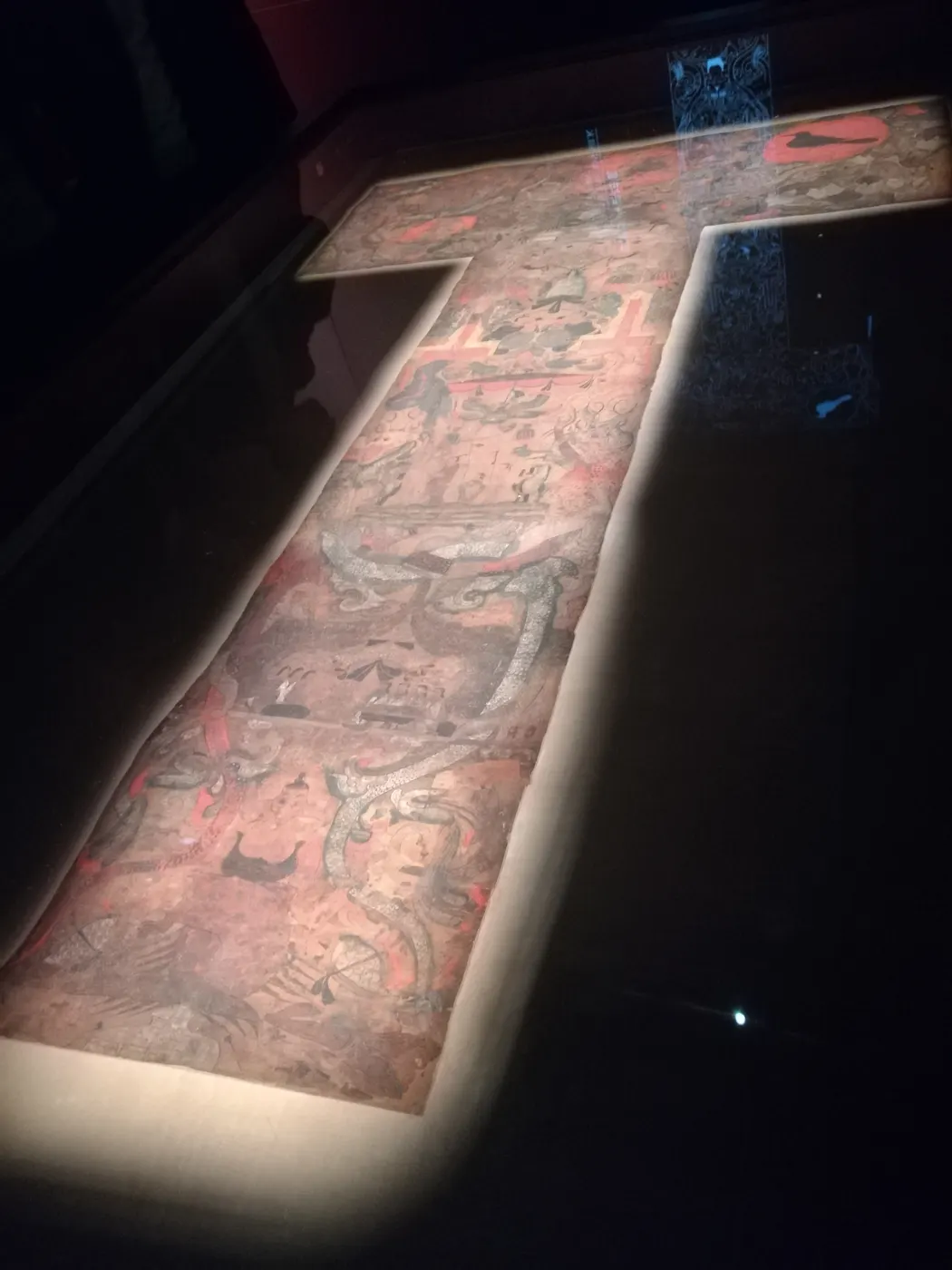 The T-shaped painted silk banner from Mawangdui tomb 1, showing heaven, the human world and the underworld in registers.